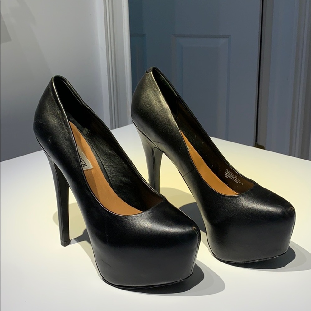 Steve Madden platformed pumps